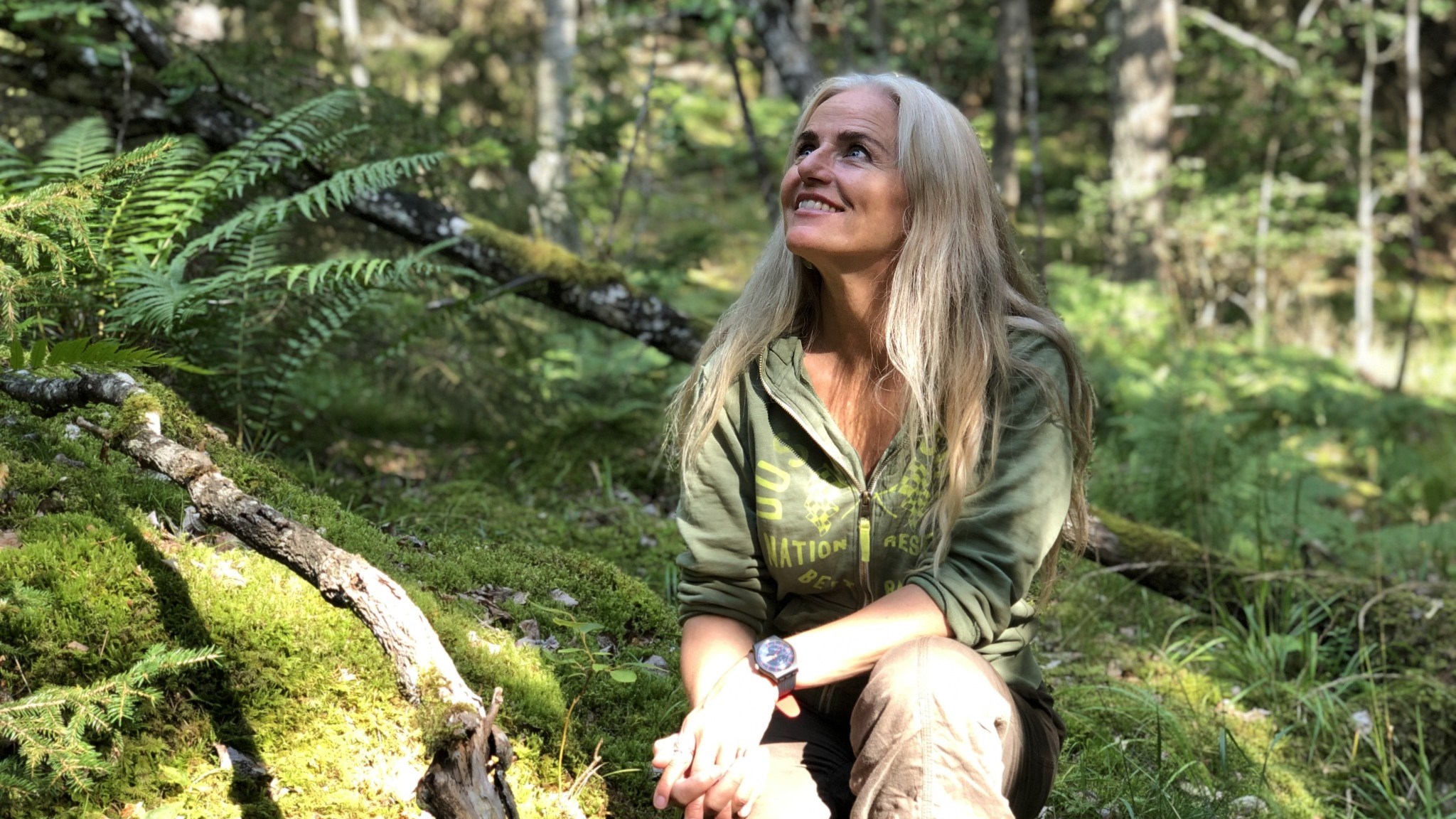 Petra Ellora Cau Wetterholm sitter i naturen och ler